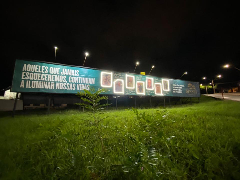 Foto 11 de 13 — Outdoors homenageiam pessoas falecidas em campanha para o Dia de Finados